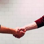 b2b retailers shaking hands